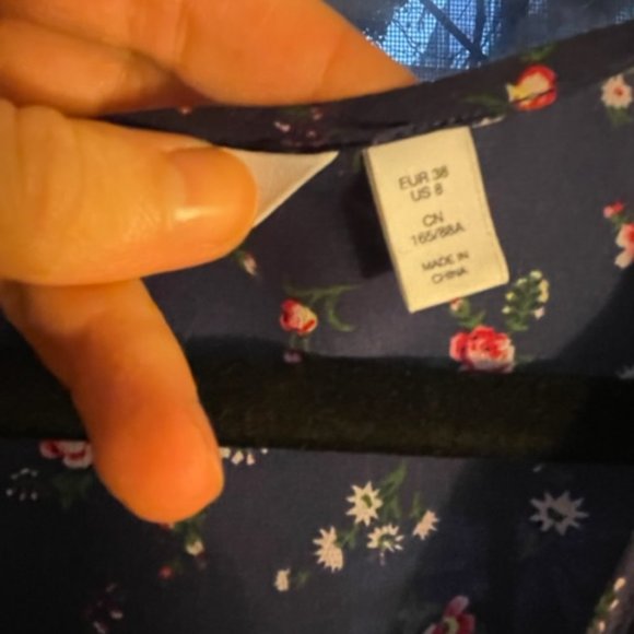 & Other Stories Tie Up Silk Blouse in Blue Floral (M; size 8 - runs small) - Picture 5 of 5